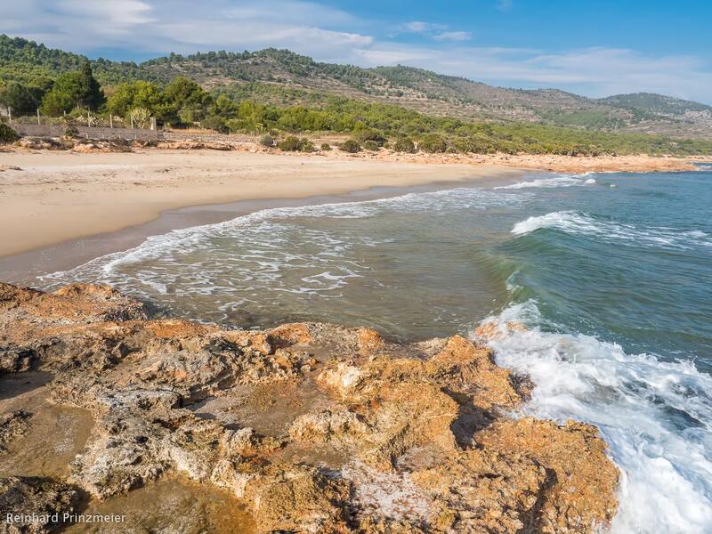 Playa del Pebret se ubica e la Sierra de Irta, rodeada