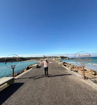 Yo en el paseo de la Isla de las Palomas en Tarifa donde se separa el Mar Mediterráneo del Océano Atlántico.