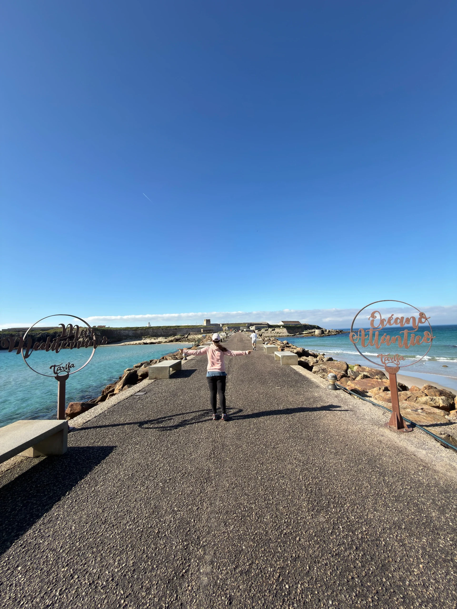 Yo separando el Mar Mediterráneo del Océano Atlántico en Tarifa