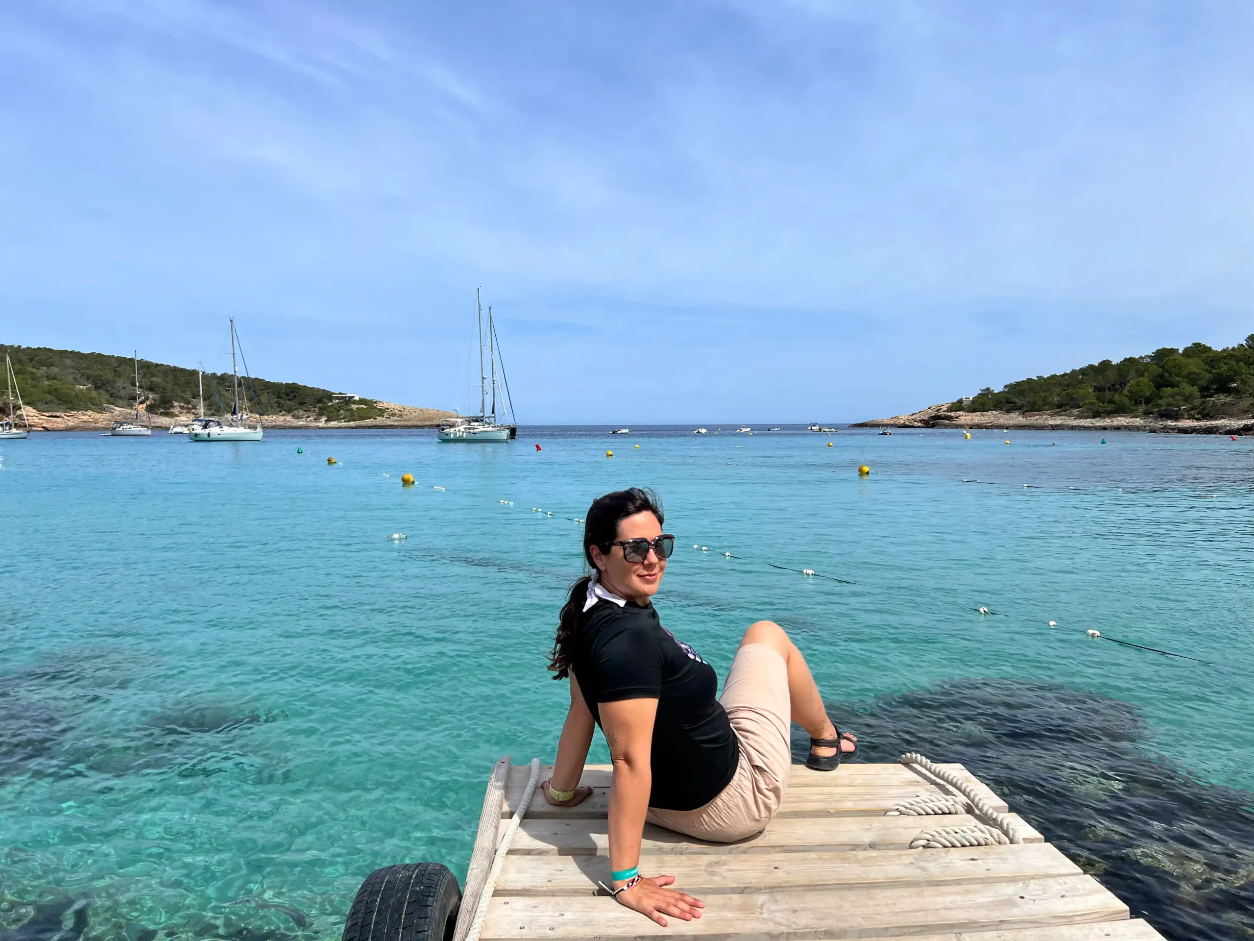 Mi foto real disfrutando de las aguas de Cala Portinatx en el norte de Ibiza