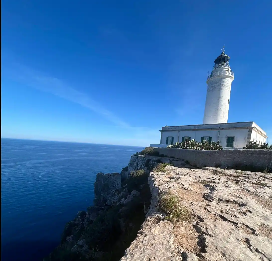 Faro de La Mola y acantilados en Formentera